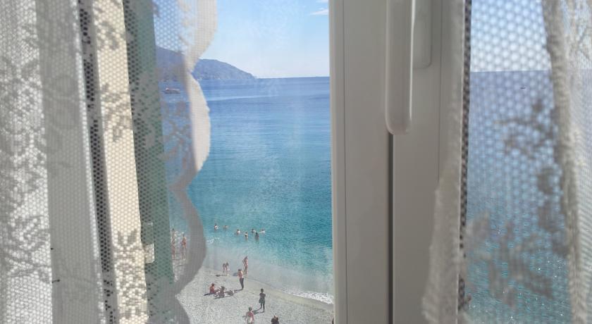 La Terrazza Sul Mare Affittacamere Μοντερόσο αλ Μάρε Δωμάτιο φωτογραφία