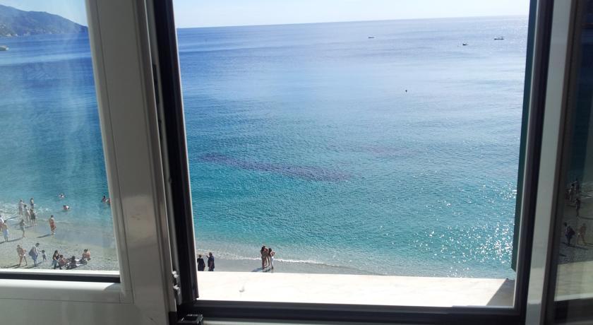 La Terrazza Sul Mare Affittacamere Μοντερόσο αλ Μάρε Δωμάτιο φωτογραφία
